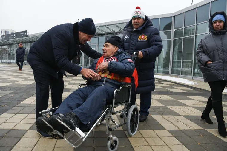 Открытие скульптуры Эпоха у Екатеринбург-Арены. Екатеринбург