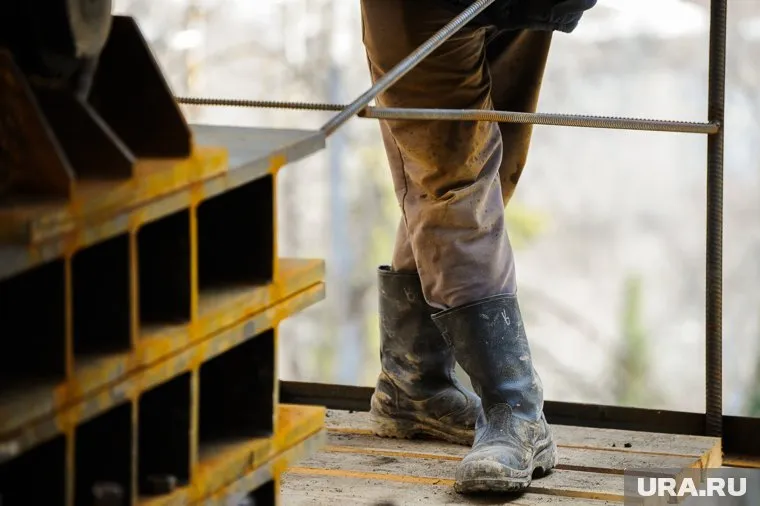 Мужчина уверяет, что на предприятии для многих сотрудников сейчас нет работы