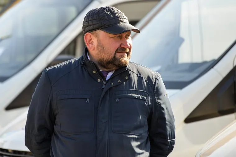 Алексей Текслер на передаче муниципалитетам новых школьных автобусов. Челябинск