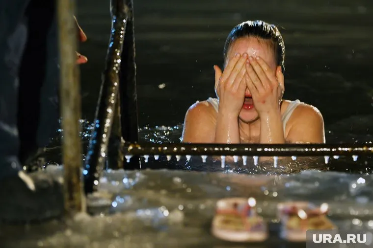 Маленькая моржиха закаляется с раннего возраста