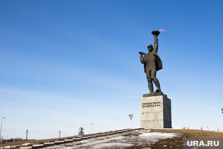 Памятник "Покорителям Самотлора", прототипом которого стал Федор Метрусенко