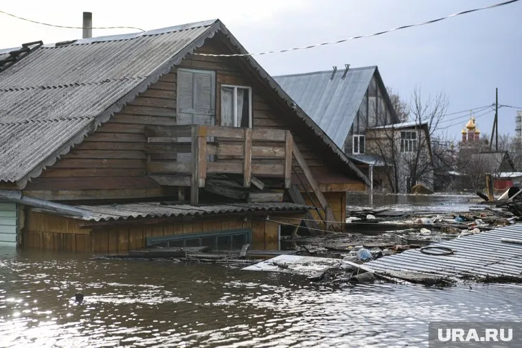 Вода затопила сотни домов и дач на правом берегу Тобола, и может подтопить дома на левом берегу