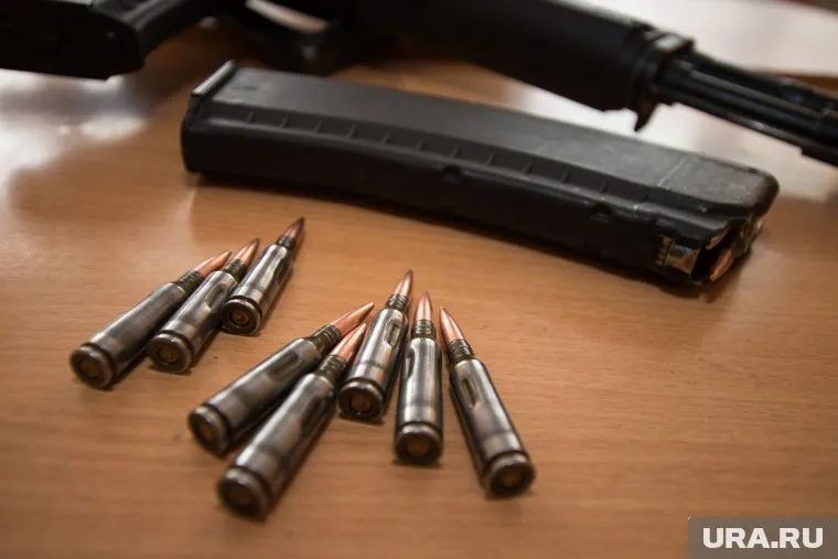 Летящие пустые гильзы попадали в рядом стоящие машины