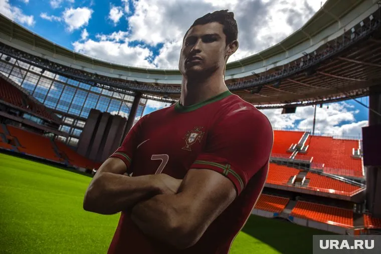 Роналду публично поцеловал художницу, поблагодарив за портрет