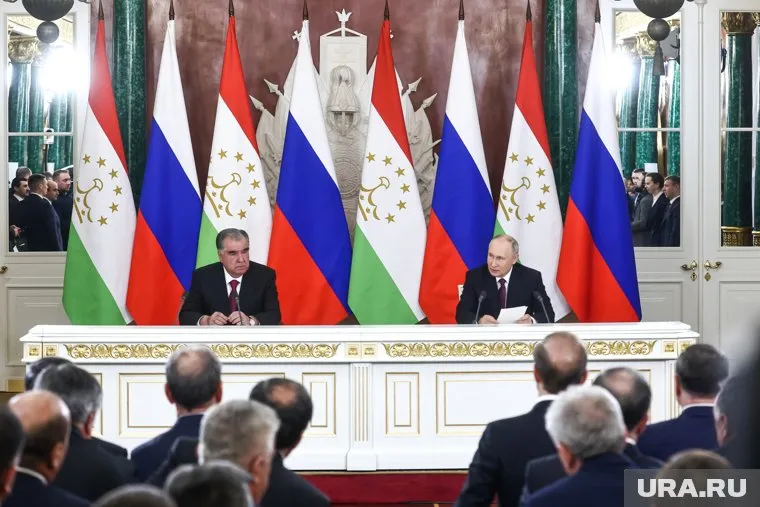 Владимир Путин провел короткую встречу с Эмомали Рахмоном