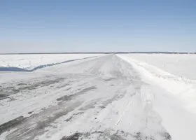 Дорожники ЯНАО подготавливают ледовую переправу