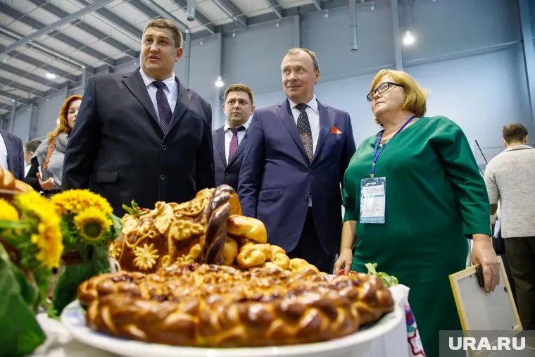 Дмитрий Дегтярев (слева) внезапно лишился первого зама