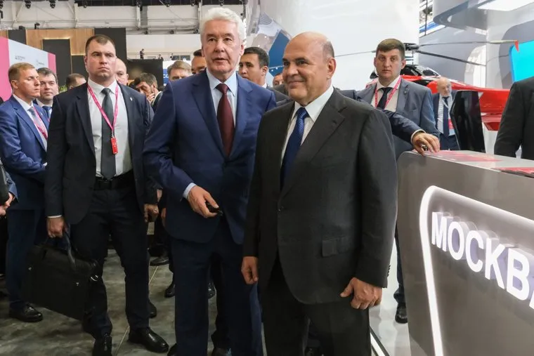 Михаил Мишустин во время своего посещения выставки Иннопром. Москва