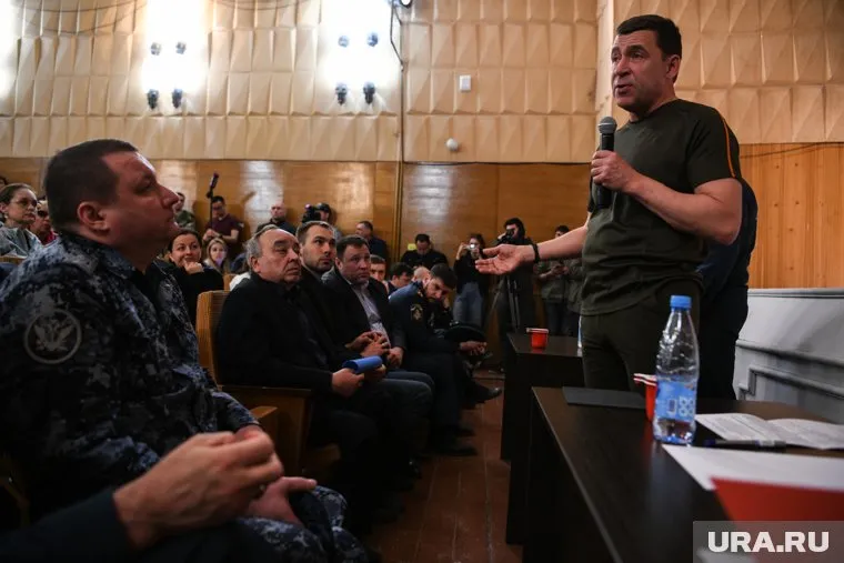 К жителям Сосьвы, которая сильнее всего пострадала от пожара, губернатор приезжал лично