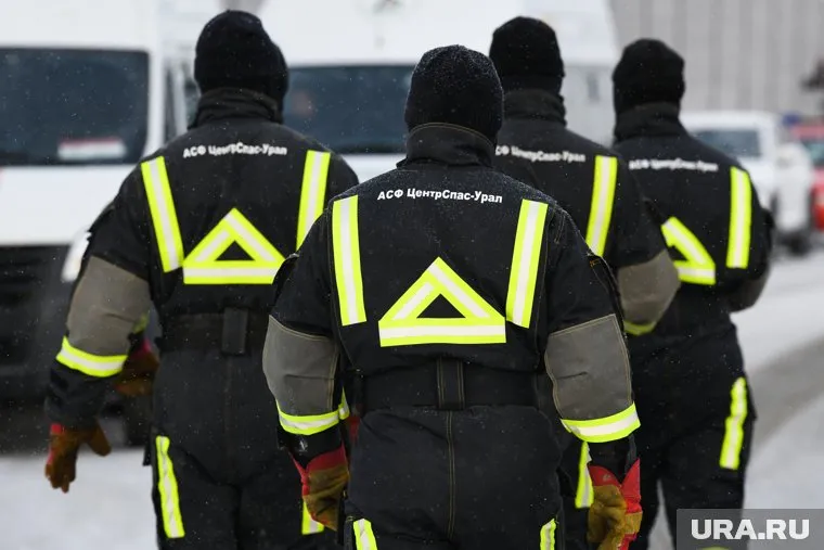 На помощь к рыбакам выехали 10 спасателей