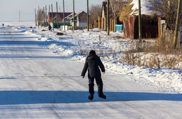 Поселок Новоянгелька. (Агаповский район). Челябинская область, деревня, деревенская жизнь, зима, мальчик на коньках