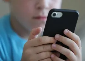Психолог призвала родителей не отбирать у детей телефоны с началом учебного года