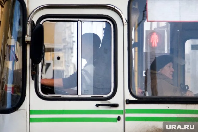 Драка заявязалась во время движения автобуса по маршруту