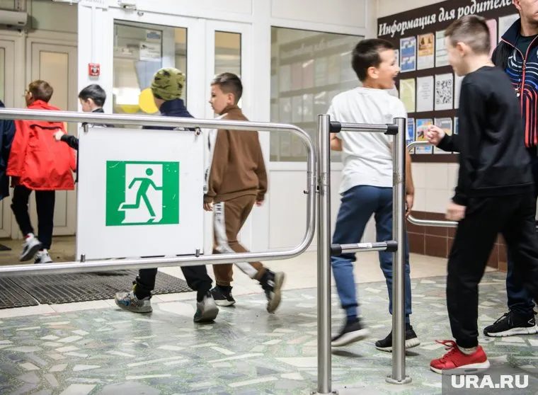 Детей и подростков, которые не знают русский язык, не будут принимать в школы