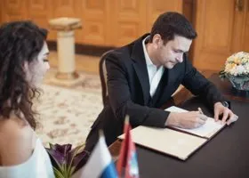 Певица из Нижнего Тагила вышла замуж за оппозиционера Яшина