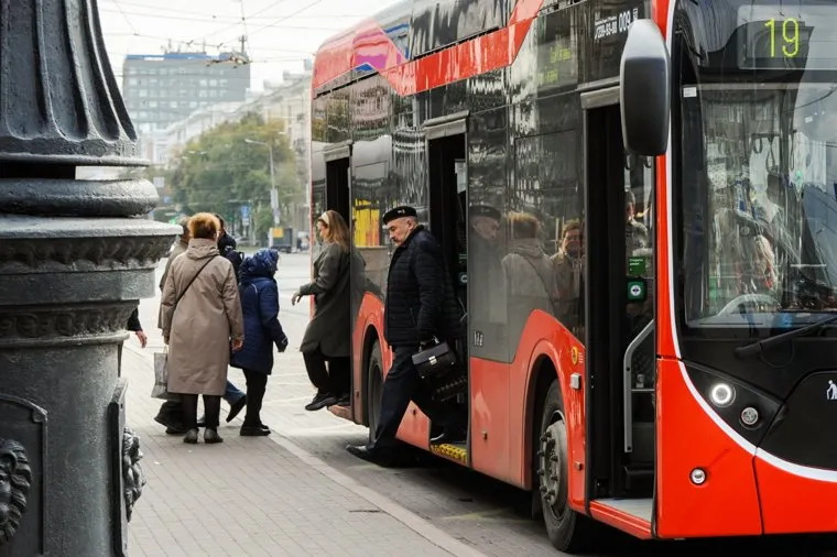 Новый красный троллейбус Синара. Челябинск