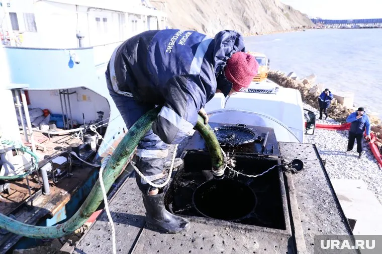 При перекачке топлива в береговые емкости из танкера «Александр Кащук» произошел разлив нефти