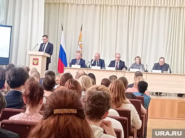 Зал был полон людьми