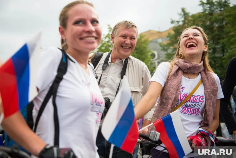 Молодежь и людей старше 60 лет жизнь устраивает