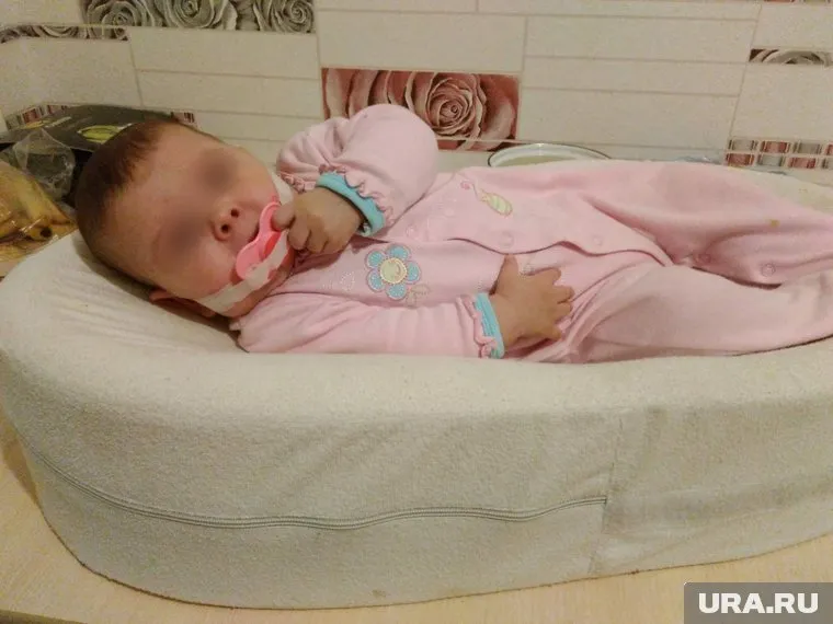 Жительница Кургана выставляет в соцсети фотографии ребенка с соской, приклеенной скотчем