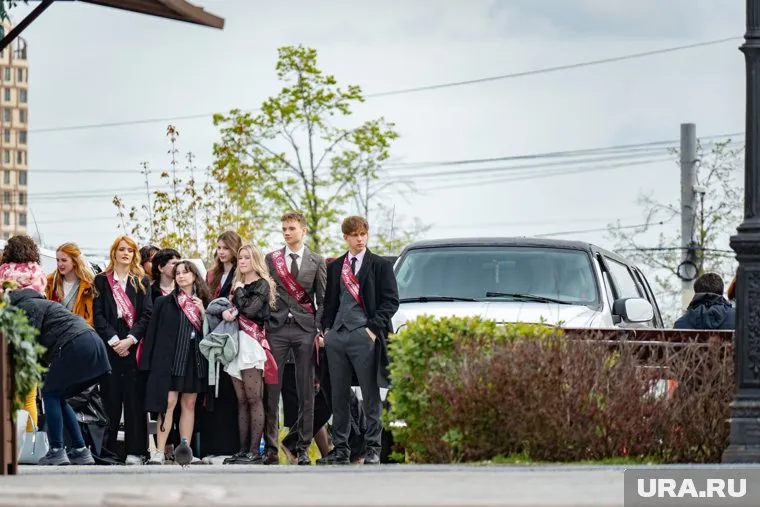 Без глобального праздника, но на лимузинах отметили выпускники последний звонок