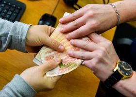 Топ-менеджеру пермской строительной фирмы занижали и задерживали зарплату 