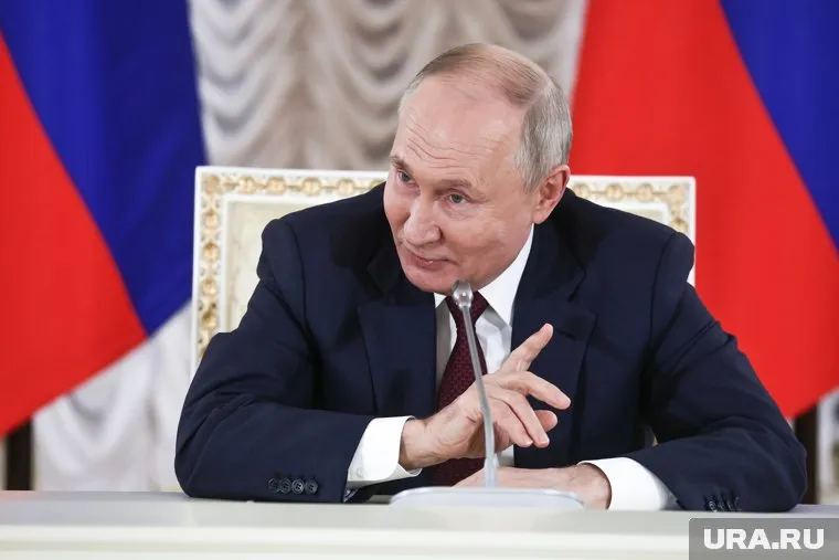Президент РФ Владимир Путин обсудил с главой Минстроя развитие индивидуального жилищного строительства в стране
