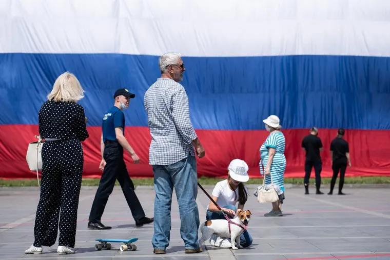 Развернутый флаг России в Историческом сквере. Екатеринбург