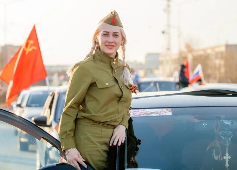 Мероприятия посвященные дню празднования Победы в ВОВ. Сургут, автопробег, девушка в форме, форма великой отечественной войны