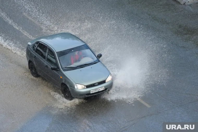 Дороги перекрывали из-за переливов воды