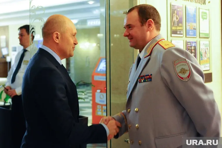 Силовики переквалифицировали обвинение Сергею Давыдову (слева), признавшему вину