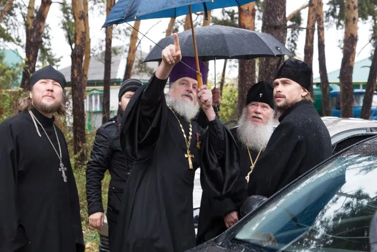 Подъем купола на строящийся храм «В честь новомученников и исповедников Церкви Русской». п.Варгаши , митрополит иосиф, дождь, протоиерей виктор константинов