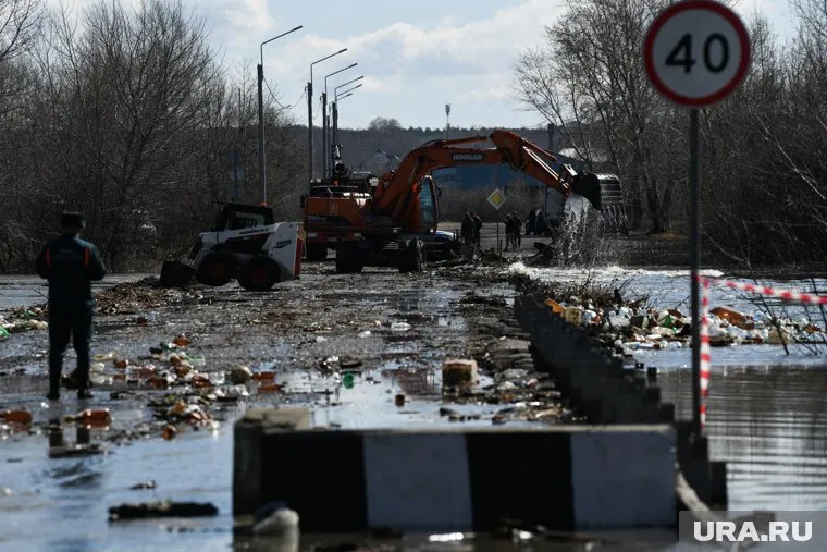 В Кургане вывозят мусор с моста, который был затоплен (архивное фото)