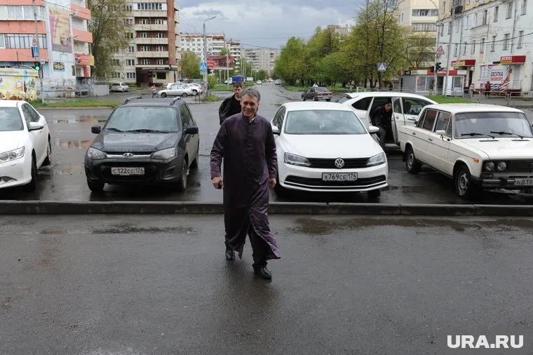 Сиреневый плащ и  «Бессмертный полк» стали элементами шоу, устроенного Александром Морозовым в честь своего освобождения