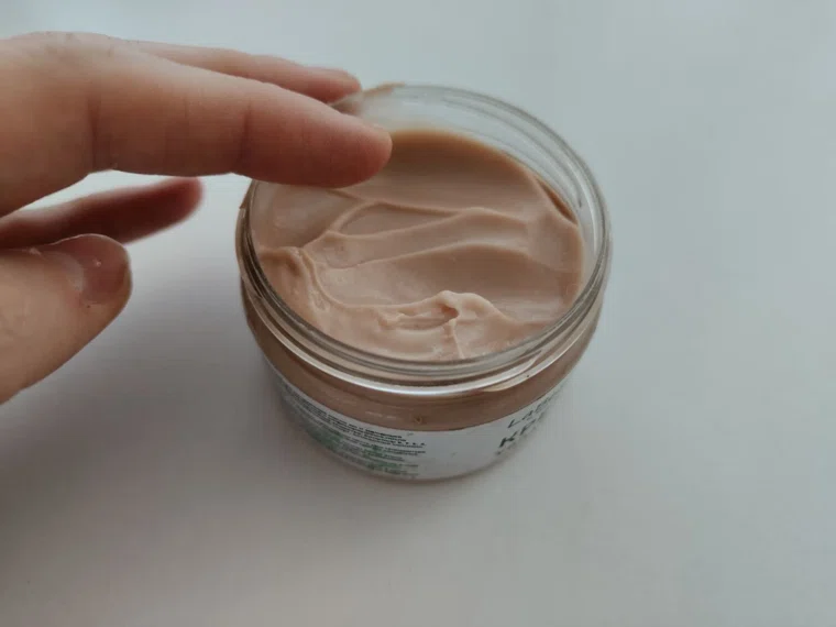 Юлия Леонтьева производит кремы, мыло и гидролаты