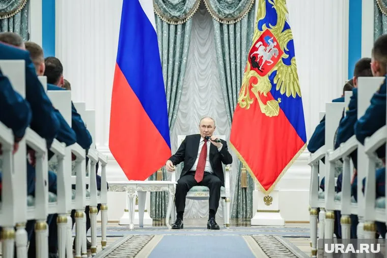 В книгах рассказывается о жизни и пути к власти президента РФ