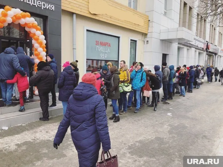 Горожане выстаивают огромную очередь ради пиццы по акции