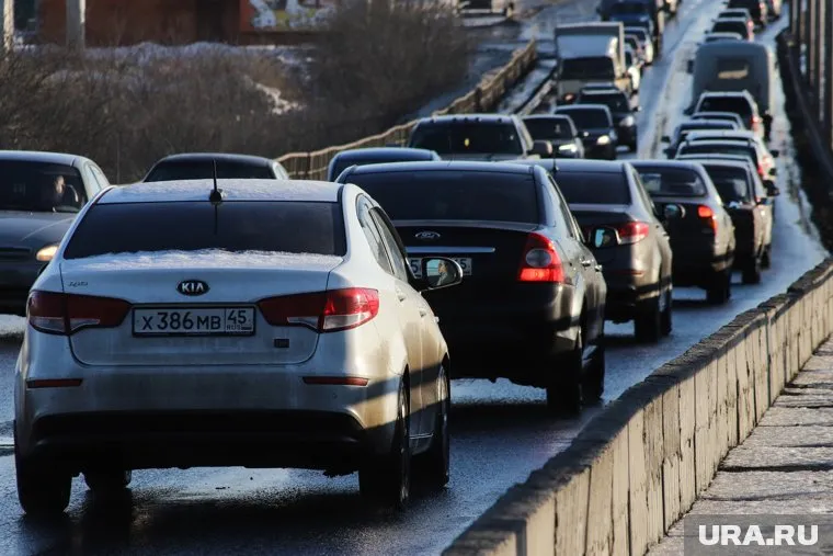 Движение автотранспорта по Крымскому мосту вновь возобновлено, сообщил глава региона