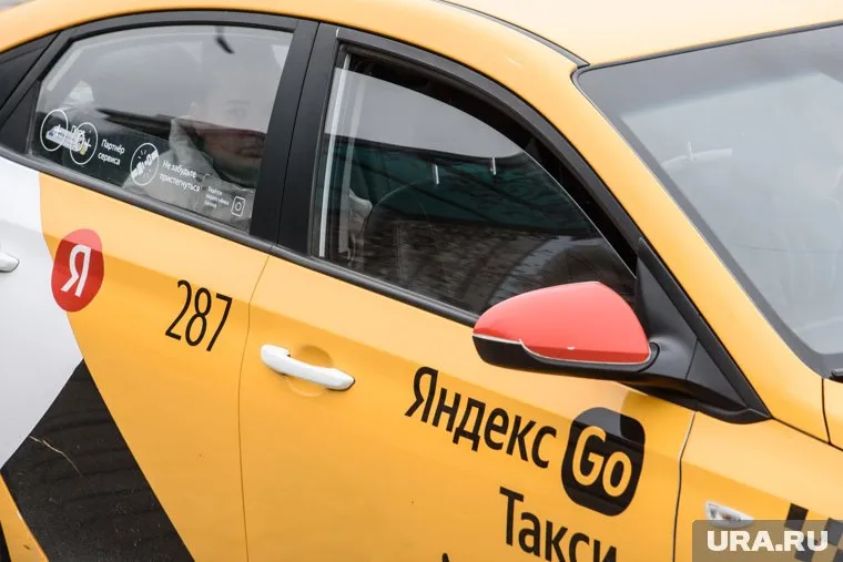 Горожане пытаются добраться до дома после праздника