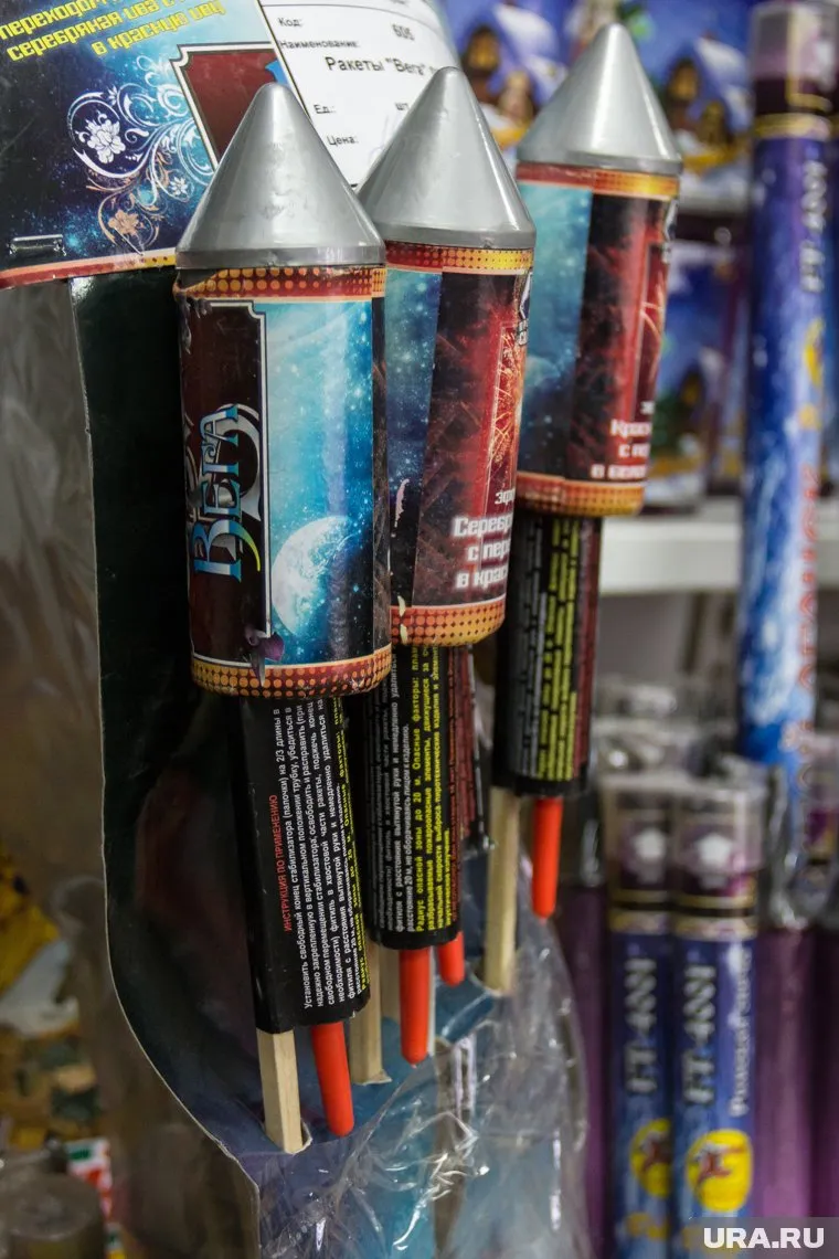 Бесконтрольный запуск пиротехники угрожает здоровью жителей