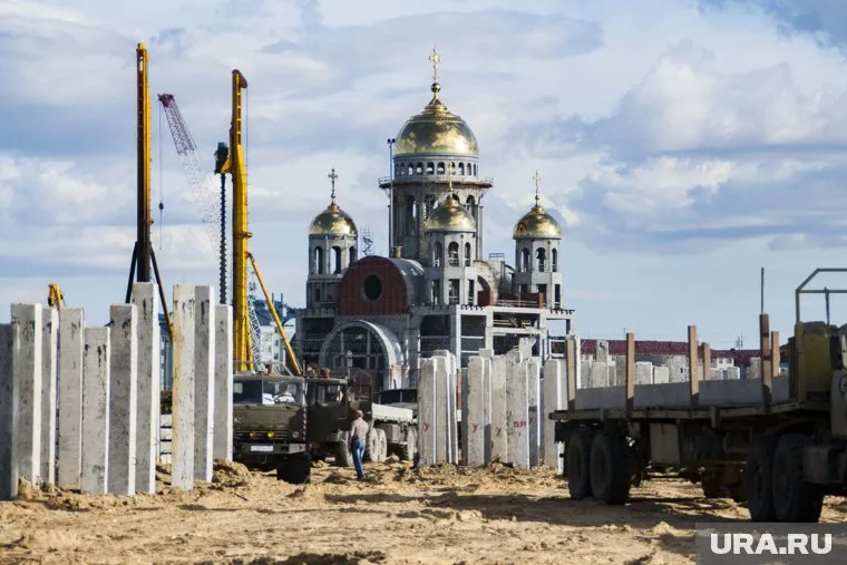 Первые сваи на участке будущей "Ямал Арены" были забиты еще в 2016 году 