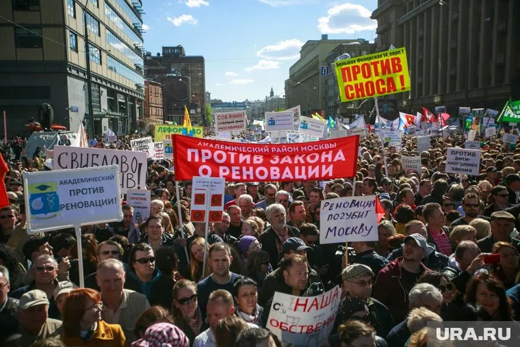 Тысячи москвичей вышли на митинг против реновации: по версии полиции, 8 тысяч. Организаторы насчитали 30