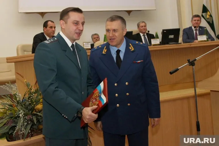 В ведомстве Игоря Ткачева (справа) проверяли жалобы на Владимира Рыжука