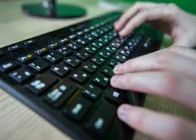 Экс-сотрудница «фабрики троллей» получила расчет