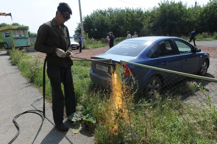Снос парковок Челябинск, парковка, сварщик
