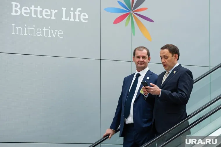 Симановский (слева) меняет школьную «элитарность» в Екатеринбурге