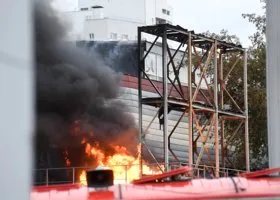 На полыхающем заводе в Екатеринбурге рухнула кровля