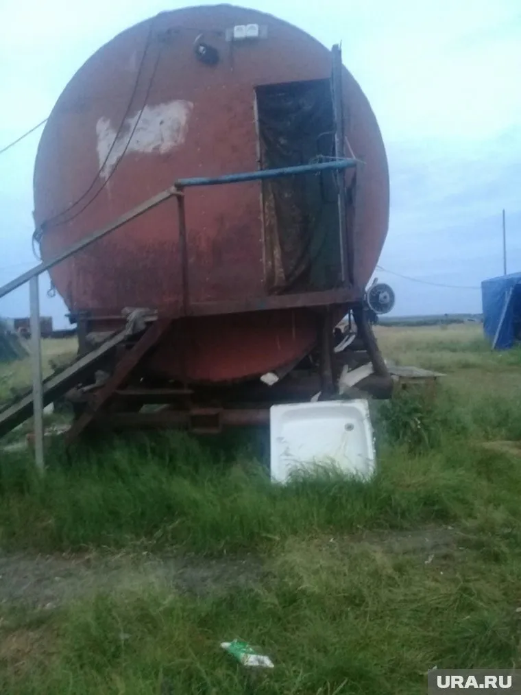 В этой бочке живут 10 человек