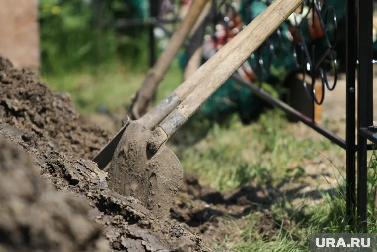 Мужчина копал яму под фундамент