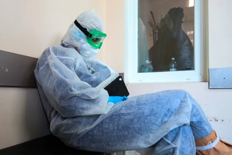 Работа фельдшеров скорой помощи в условиях коронавирусной инфекции на территории городской больницы №2. Курган